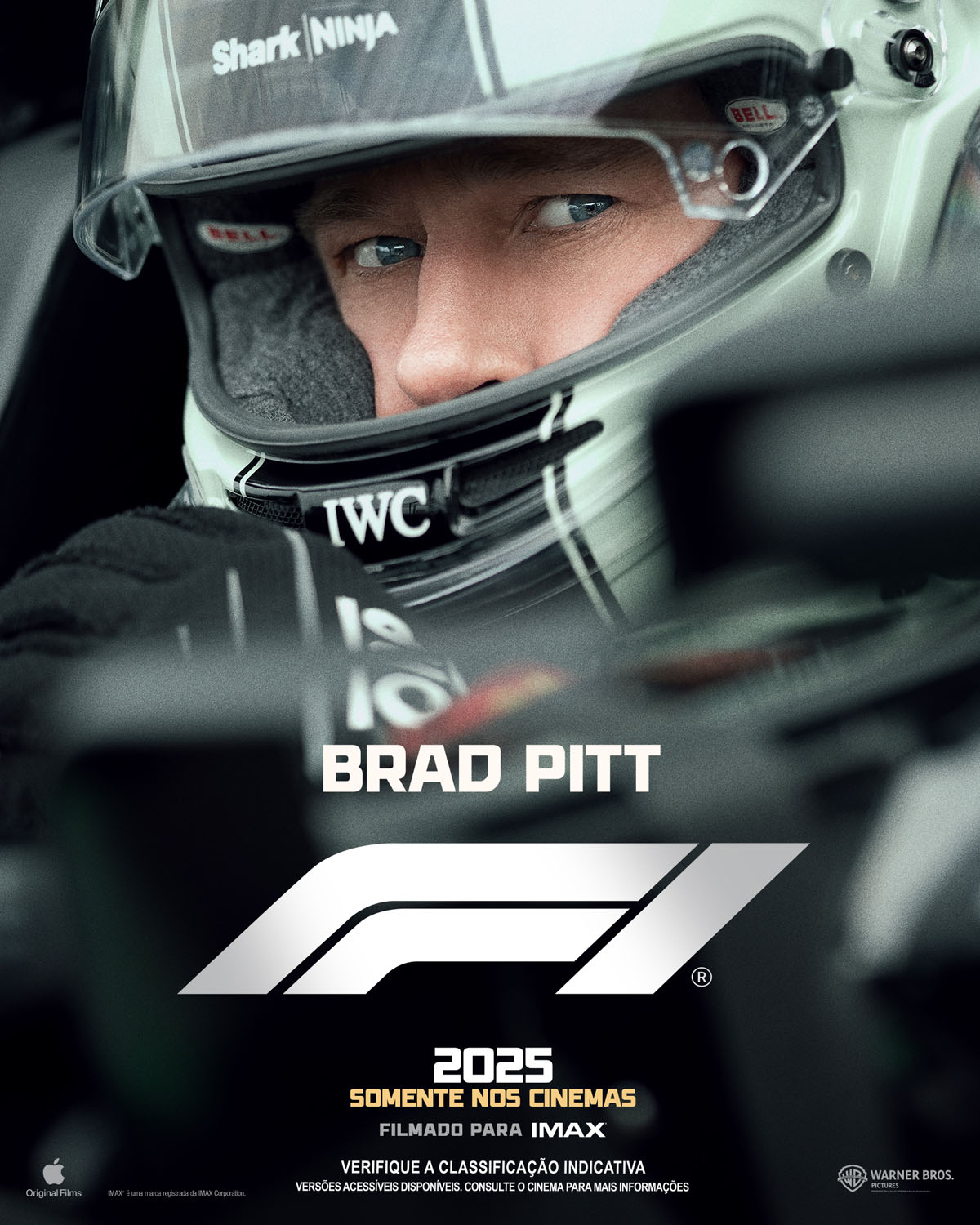 Brad Pitt como piloto de F1 em cena de ação do filme de 2025
